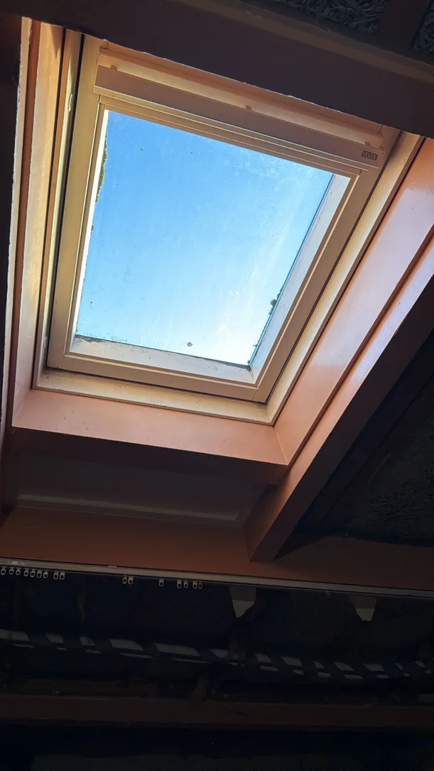 Bestaand VELUX-dakraam in de onafgewerkte zolder in Assen