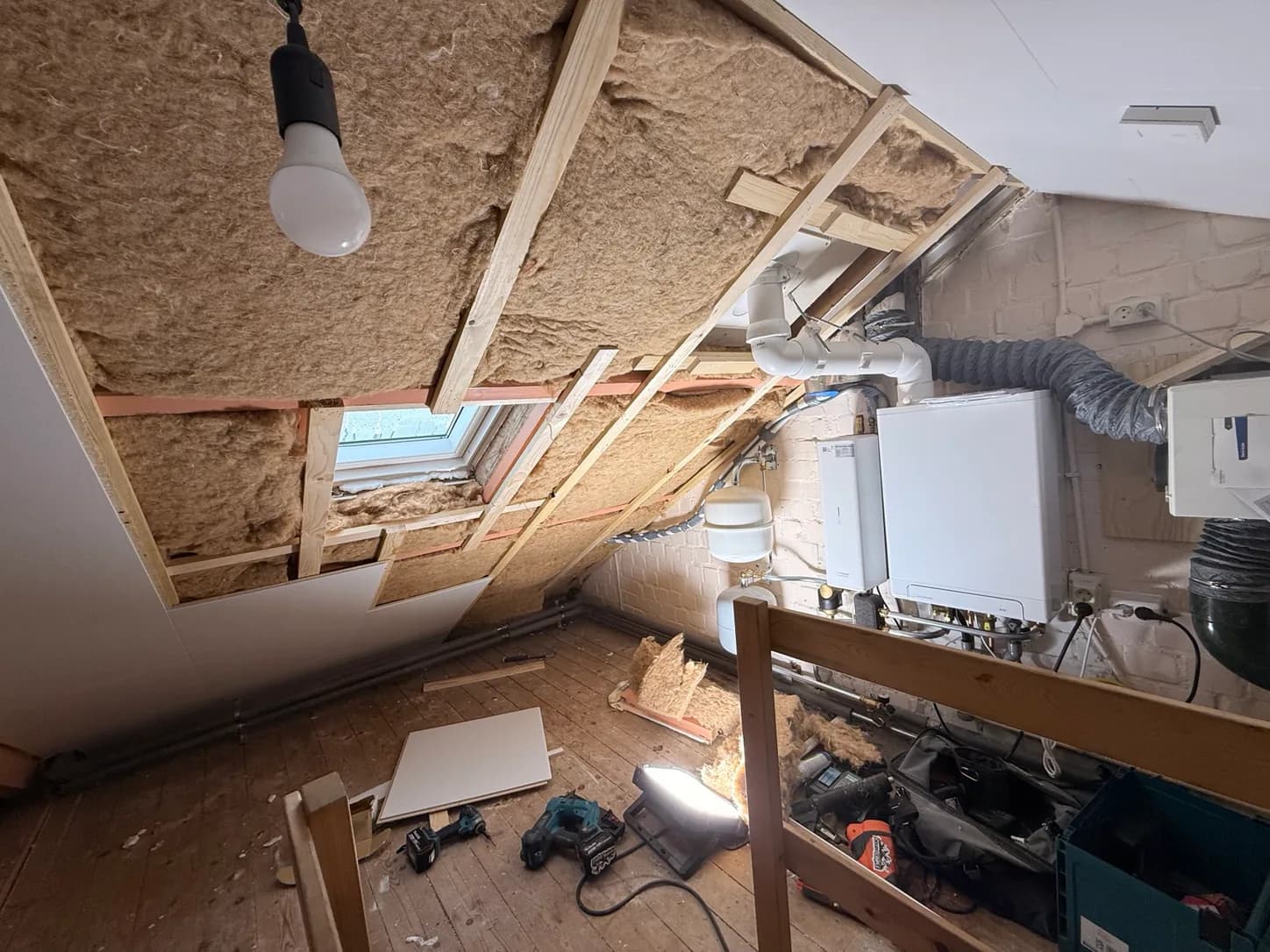 ISOVLAS-isolatie tussen houten regelwerk tijdens de zolderafwerking