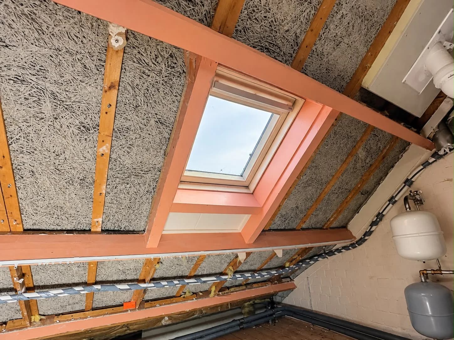 Open dakconstructie rond een bestaand dakraam tijdens de werkzaamheden