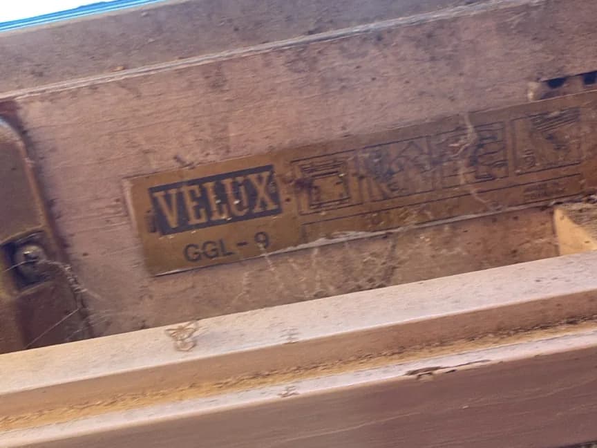 Typeplaatje met VELUX GGL-9 in het bestaande dakraam
